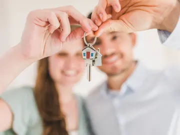 Pareja con las llaves de su casa Pareja con las llaves de su casa