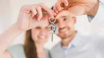 Pareja con las llaves de su casa Pareja con las llaves de su casa