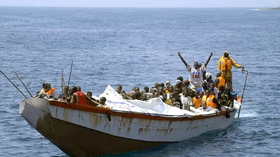 Foto de archivo de un cayuco con 103 varones, entre ellos tres menores de edad, a su llegada a la isla canaria de La Gomera. Foto de archivo de un cayuco con 103 varones, entre ellos tres menores de edad, a su llegada a la isla canaria de La Gomera.