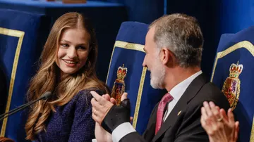  El Rey Felipe VI felicita a la Princesa de Asturias Leonor de Borbón.