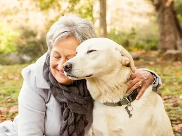 Mujer abrazando a su perro Mujer abrazando a su perro