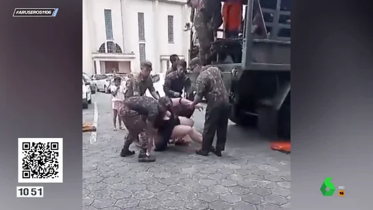La polémica caída de una joven cuando un militar se aparta indigna a Aruser@s: "Es un desalmado" La polémica caída de una joven cuando un militar se aparta indigna a Aruser@s: "Es un desalmado"