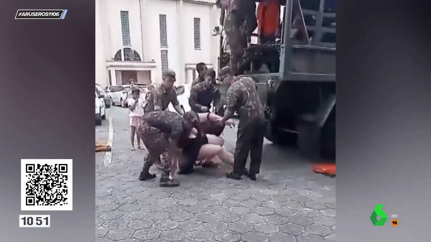 La polémica caída de una joven cuando un militar se aparta indigna a Aruser@s: "Es un desalmado" La polémica caída de una joven cuando un militar se aparta indigna a Aruser@s: "Es un desalmado"