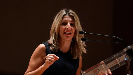 Yolanda Díaz promete "dejarse la piel" en las negociaciones con el PSOE para tener "el mejor Gobierno de coalición progresista" Yolanda Díaz promete "dejarse la piel" en las negociaciones con el PSOE para tener "el mejor Gobierno de coalición progresista"