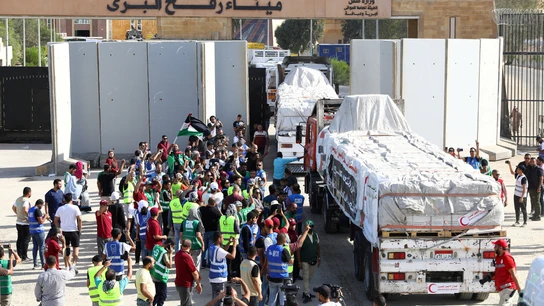 Llega ayuda humanitaria a Gaza por el paso fronterizo de Rafah Llega ayuda humanitaria a Gaza por el paso fronterizo de Rafah