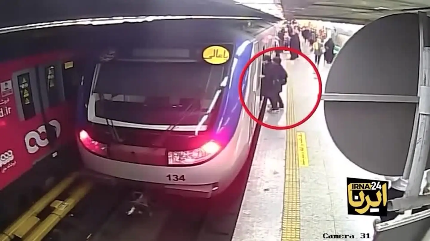 Imagen de la cámara de seguridad del metro de Teherán donde subió la adolescente supuestamente agredida por llevar puesto el velo En muerte cerebral la adolescente iraní que supuestamente sufrió una paliza por no llevar el velo