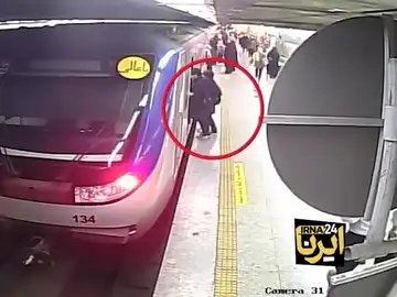 Imagen de la cámara de seguridad del metro de Teherán donde subió la adolescente supuestamente agredida por llevar puesto el velo