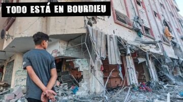 Niño palestino ante un edificio destruido