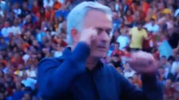 José Mourinho haciendo los gestos de 'llorar'