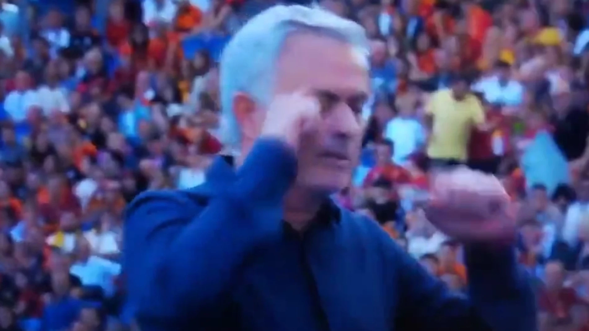 José Mourinho haciendo los gestos de &#39;llorar&#39;