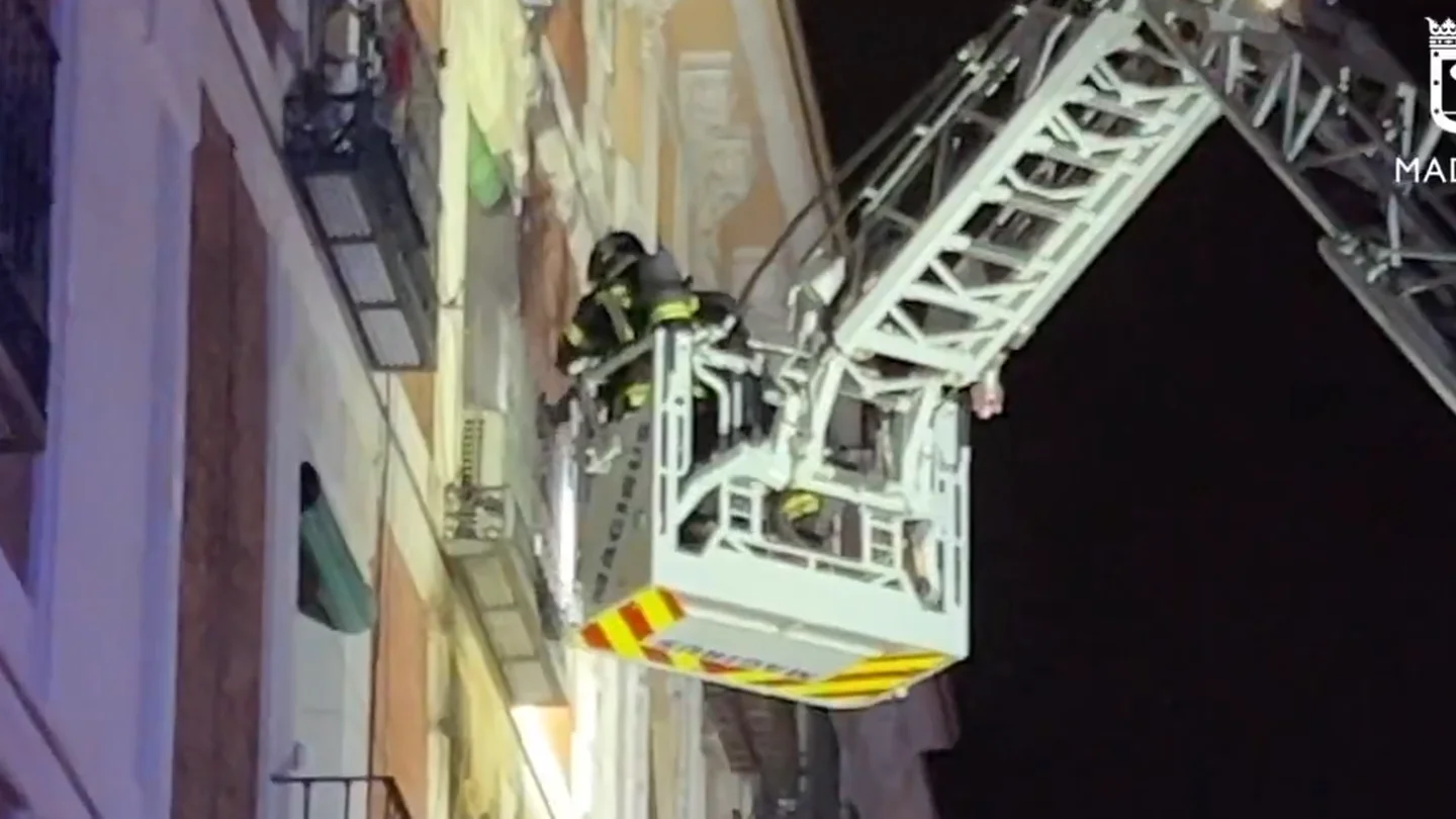 Operarios de los Bomberos tratan de rescatar a un hombre Operarios de los Bomberos tratan de rescatar a un hombre