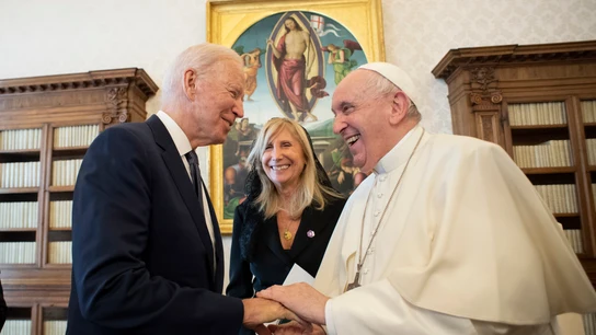 Joe Biden y el papa Francisco se dan la mano durante un encuentro Joe Biden y el papa Francisco se dan la mano durante un encuentro