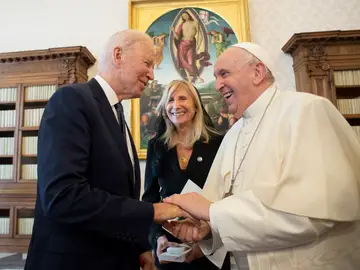 Joe Biden y el papa Francisco se dan la mano durante un encuentro