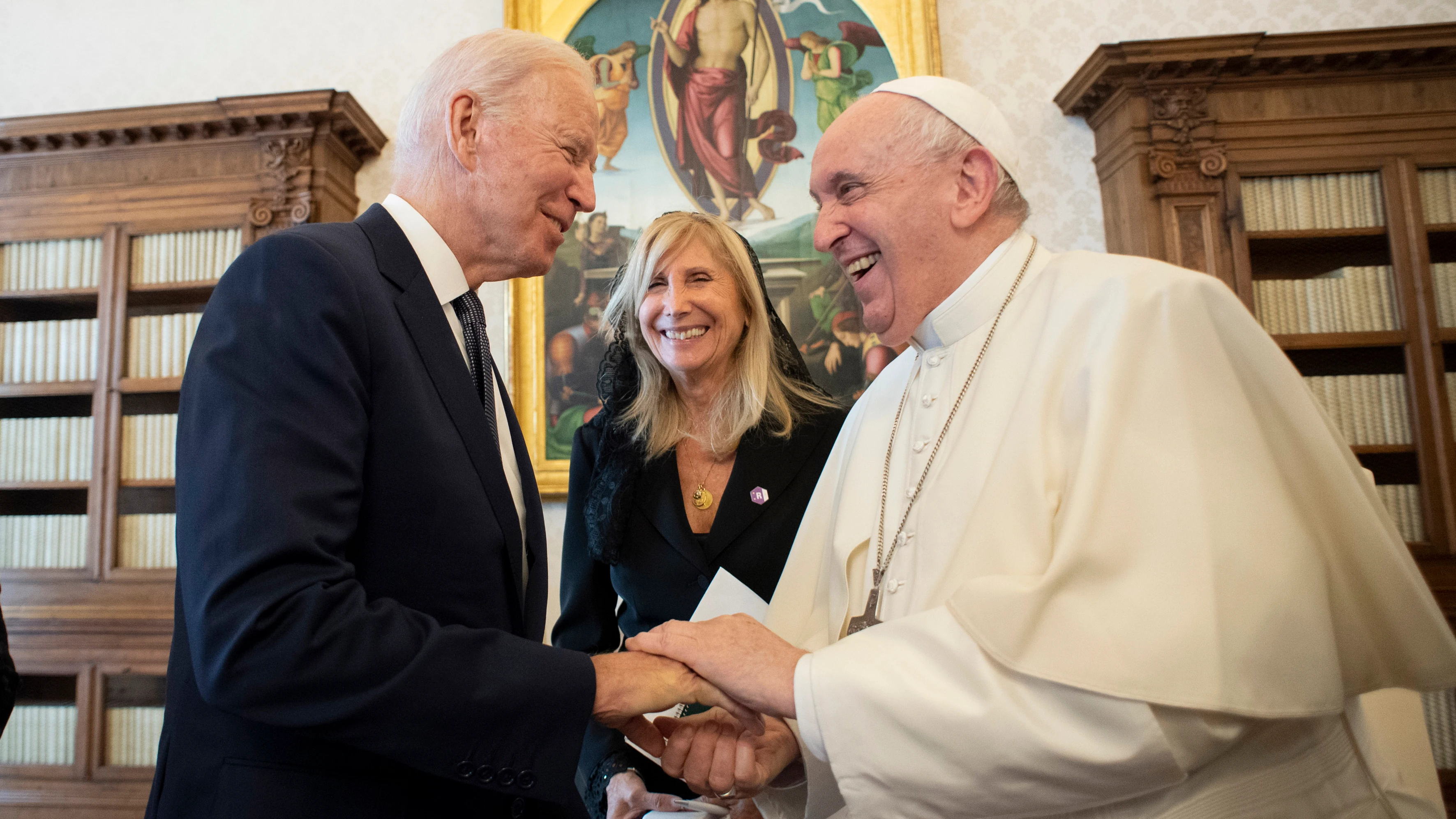 Joe Biden y el papa Francisco se dan la mano durante un encuentro