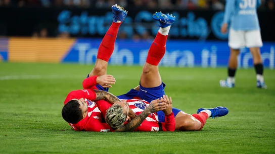 Griezmann, tirado en el suelo con Correa Griezmann, tirado en el suelo con Correa
