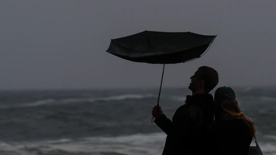 Turistas observan el oleaje rompiendo contra el Paseo Nuevo de San Sebastián Turistas observan el oleaje rompiendo contra el Paseo Nuevo de San Sebastián
