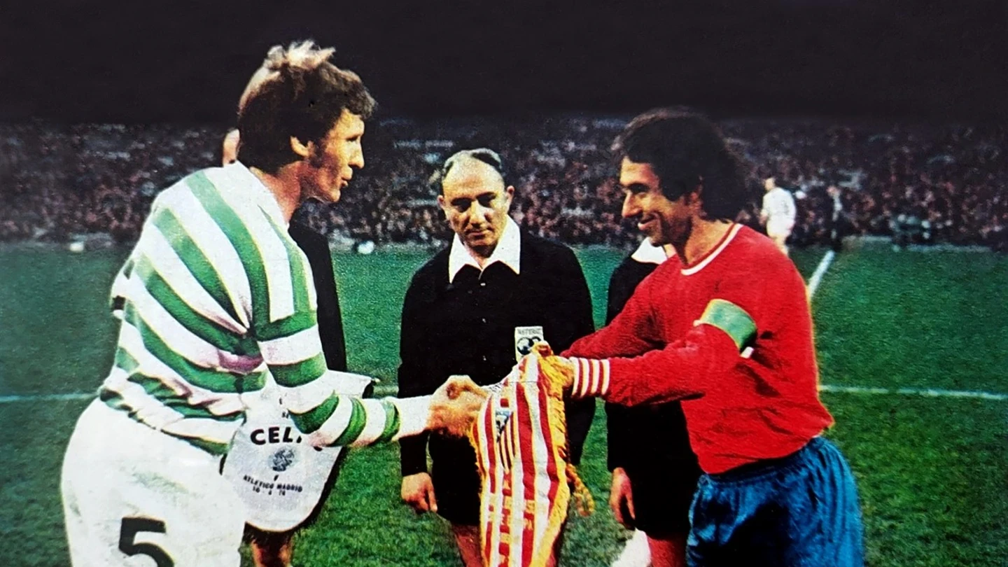 Adelardo, capitán del Atlético ante el Celtic en 1974 Adelardo, capitán del Atlético ante el Celtic en 1974