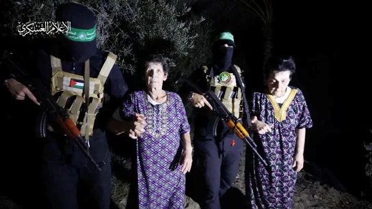 Yocheved Lifshitz y Nurit Cooper (también conocida como Nurit Yitzhak) son liberadas por milicianos de Hamás tras ser retenidas como rehenes Yocheved Lifshitz y Nurit Cooper (también conocida como Nurit Yitzhak) son liberadas por milicianos de Hamás tras ser retenidas como rehenes