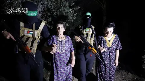 Yocheved Lifshitz y Nurit Cooper (también conocida como Nurit Yitzhak) son liberadas por milicianos de Hamás tras ser retenidas como rehenes 