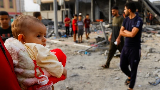 Los palestinos observan la destrucción de sus casas por los bombardeos israelíes en Khan Younis Los palestinos observan la destrucción de sus casas por los bombardeos israelíes en Khan Younis