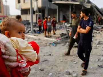 Los palestinos observan la destrucción de sus casas por los bombardeos israelíes en Khan Younis