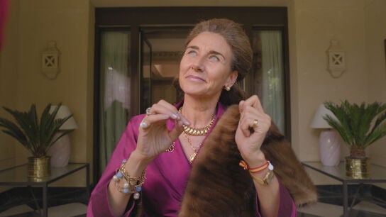 Mona Martínez sale de su registro habitual en la comedia 'Deudas' interpretando a Doña Consuelo de la Vega.