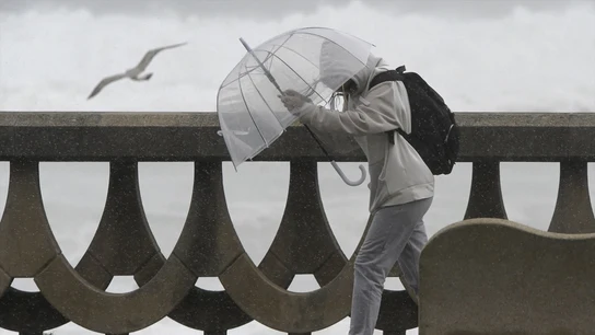 Una persona se protege de la lluvia y el viento con un paraguas en A Coruña. Una persona se protege de la lluvia y el viento con un paraguas en A Coruña.