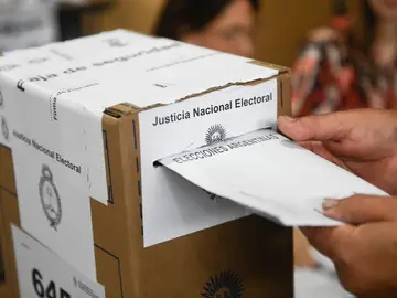Una urna durante la primera vuelta de las elecciones presidenciales en Argentina, en una mesa electoral de Buenos Aires