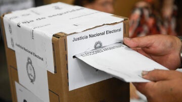 Una urna durante la primera vuelta de las elecciones presidenciales en Argentina, en una mesa electoral de Buenos Aires