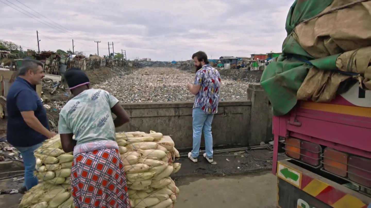 El escalofriante río de basura que atraviesa y pudre Ghana, compuesto por la ropa usada procedente de Occidente: "No se mueve" El escalofriante río de basura que atraviesa y pudre Ghana, compuesto por la ropa usada procedente de Occidente: "No se mueve"