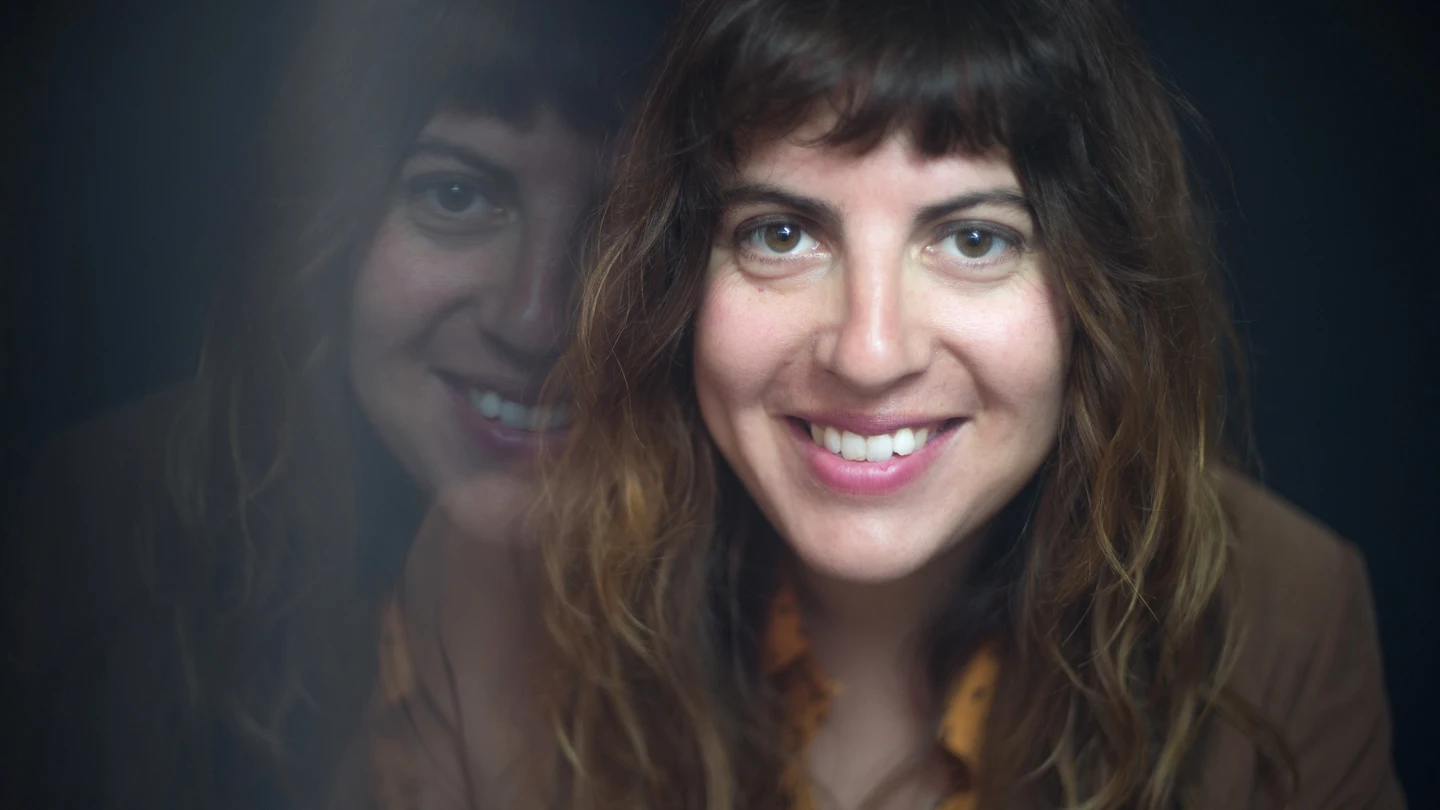 Laura Fernández, escritora 'Damas, caballeros y planetas', los fantásticos relatos extraterrestres de una escritora de otro planeta
