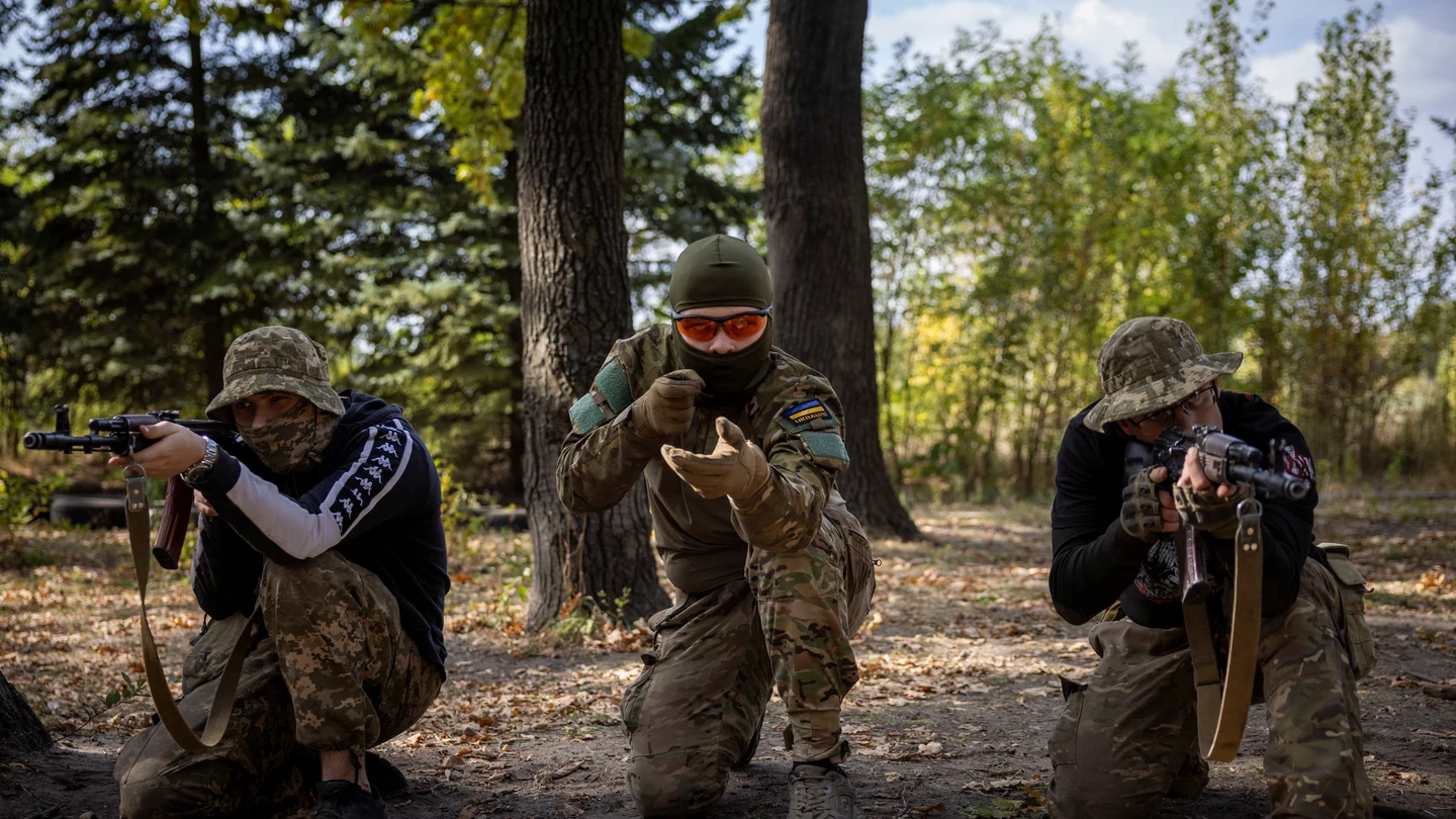 Entrenamiento de voluntarios que aspiran a unirse a las Fuerzas Armadas de Ucrania. Entrenamiento de voluntarios que aspiran a unirse a las Fuerzas Armadas de Ucrania.