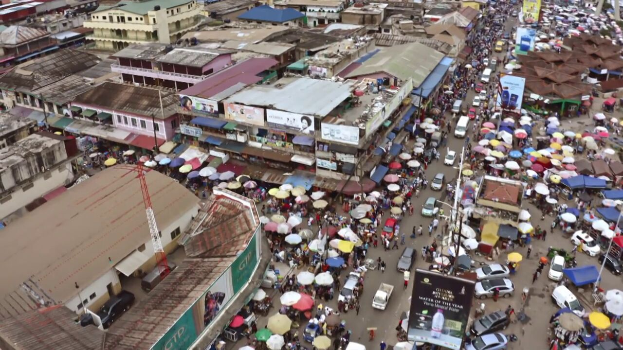 As es el mercadillo de ropa usada m s grande de frica Occidental con