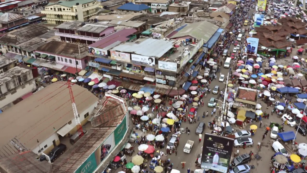 Así es el mercadillo de ropa usada más grande de África Occidental con "prendas de gente blanca muerta"