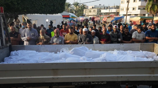 Palestinos rezan por las víctimas en el bombardeo israelí en Deir Al-Balah Palestinos rezan por las víctimas en el bombardeo israelí en Deir Al-Balah