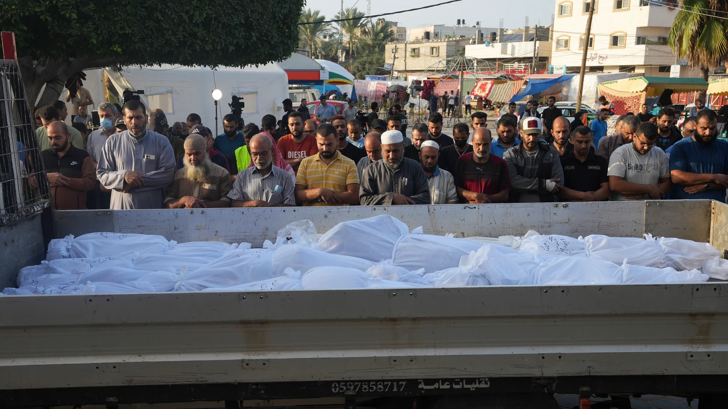 Palestinos rezan por las víctimas en el bombardeo israelí en Deir Al-Balah Palestinos rezan por las víctimas en el bombardeo israelí en Deir Al-Balah