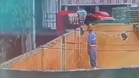 Graban a un empleado de una de las principales fábricas de cerveza de China orinando en una barrica Graban a un empleado de una de las principales fábricas de cerveza de China orinando en una barrica