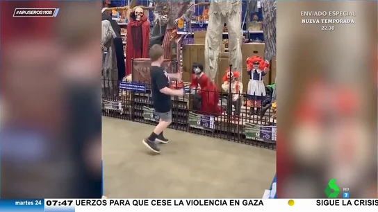El divertido susto que se da un niño cuando una muñeca diabólica de Halloween se pone en movimiento El divertido susto que se da un niño cuando una muñeca diabólica de Halloween se pone en movimiento
