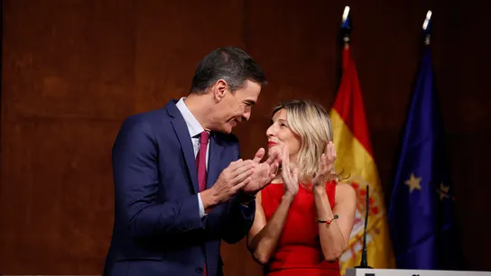 Pedro Sánchez y Yolanda Díaz firman el acuerdo para un Gobierno de Coalición Pedro Sánchez y Yolanda Díaz firman el acuerdo para un Gobierno de Coalición