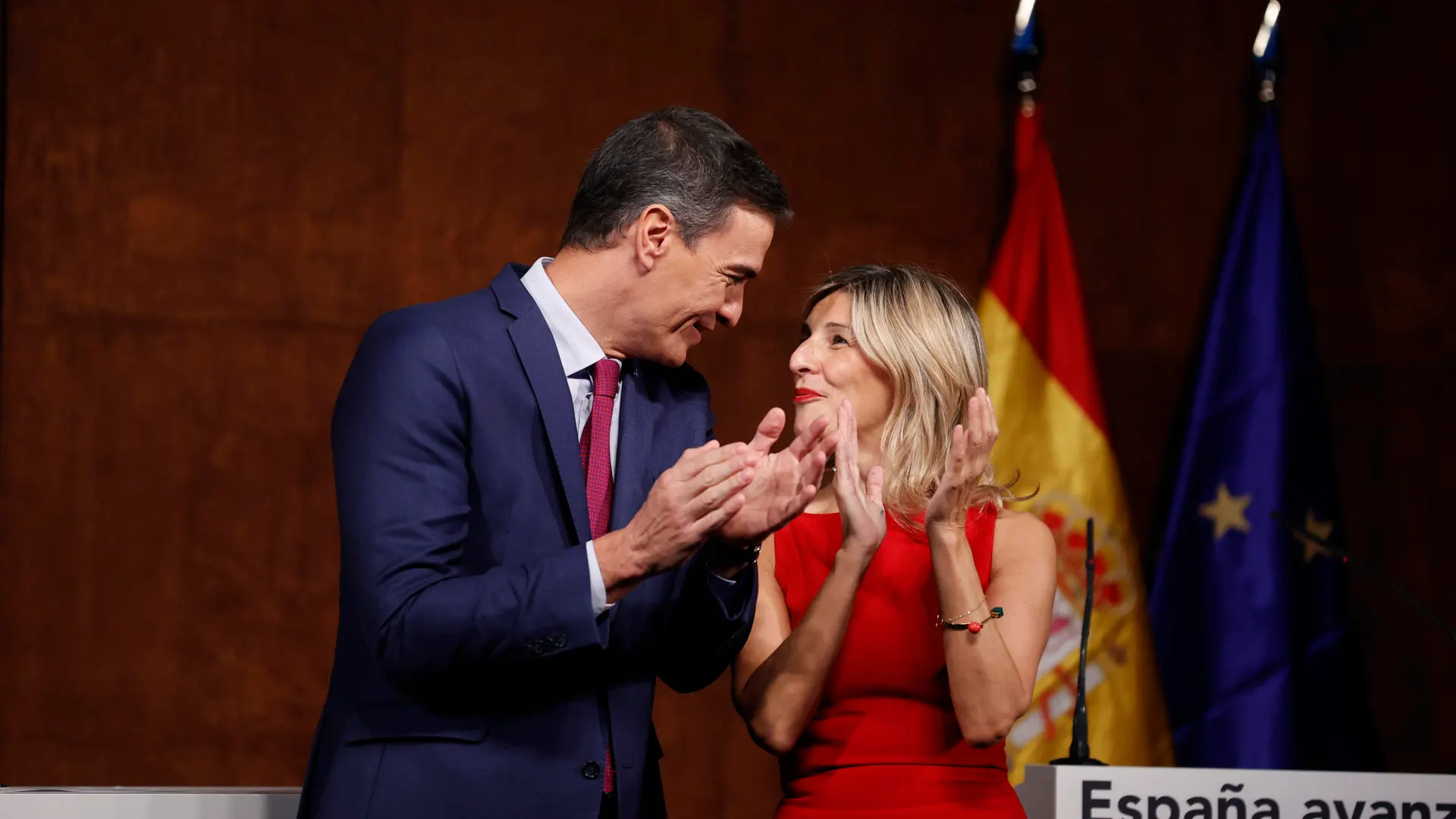 Pedro Sánchez y Yolanda Díaz firman el acuerdo para un Gobierno de Coalición