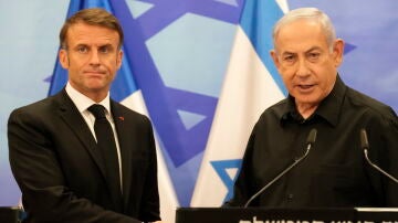 El presidente francés, Emmanuel Macron, y el primer ministro israelí, Benjamín Netanyahu, se saludan tras su reunión en Tel Aviv