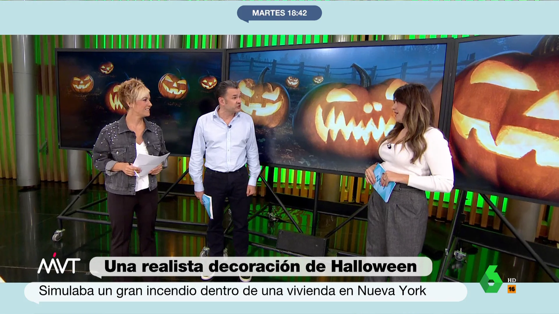 Iñaki López y Cristina Pardo comentan en este vídeo la realista decoración para Halloween de una casa de Nueva York que ha provocado que los vecinos llamen a los bomberos y desvelan si se disfrazarán el próximo 31 de octubre en Más Vale Tarde.