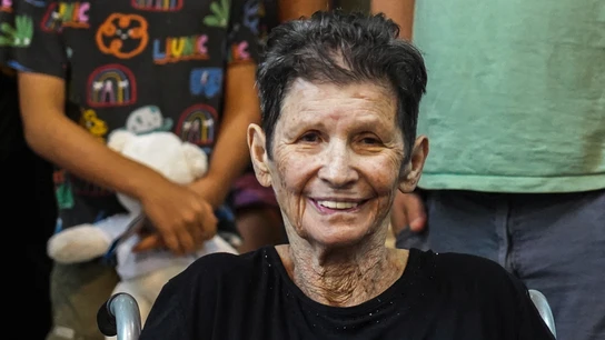 La rehén israelí Yocheved Lifshitz, de 85 años, habla ante los medios de comunicación tras ser liberada por Hamás. La rehén israelí Yocheved Lifshitz, de 85 años, habla ante los medios de comunicación tras ser liberada por Hamás.