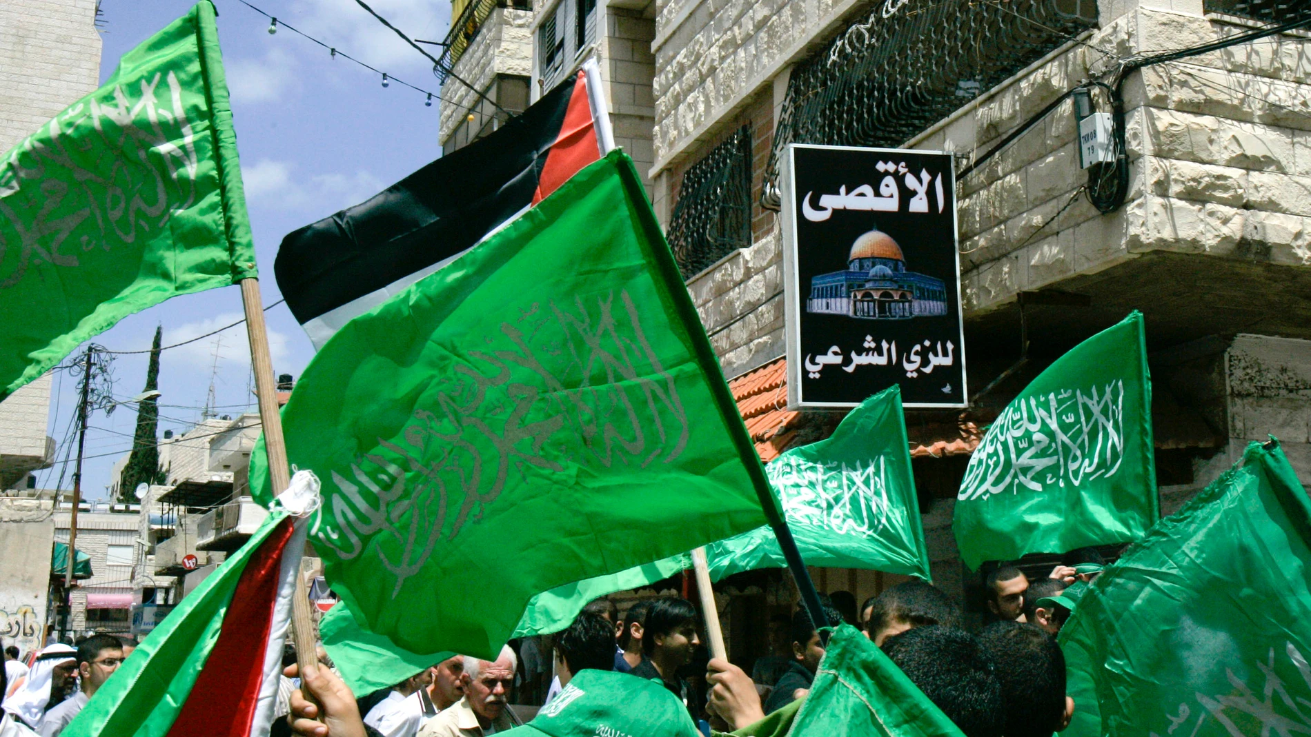Banderas de Hamás en una manifestación en Tulkarem (Cisjordania), en 2011