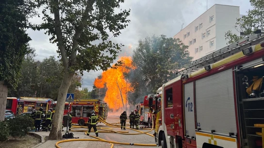 Incendio en Ciudad Universitaria (Madrid) tras una fuga de gas en plena calle Incendio en Ciudad Universitaria (Madrid) tras una fuga de gas en plena calle