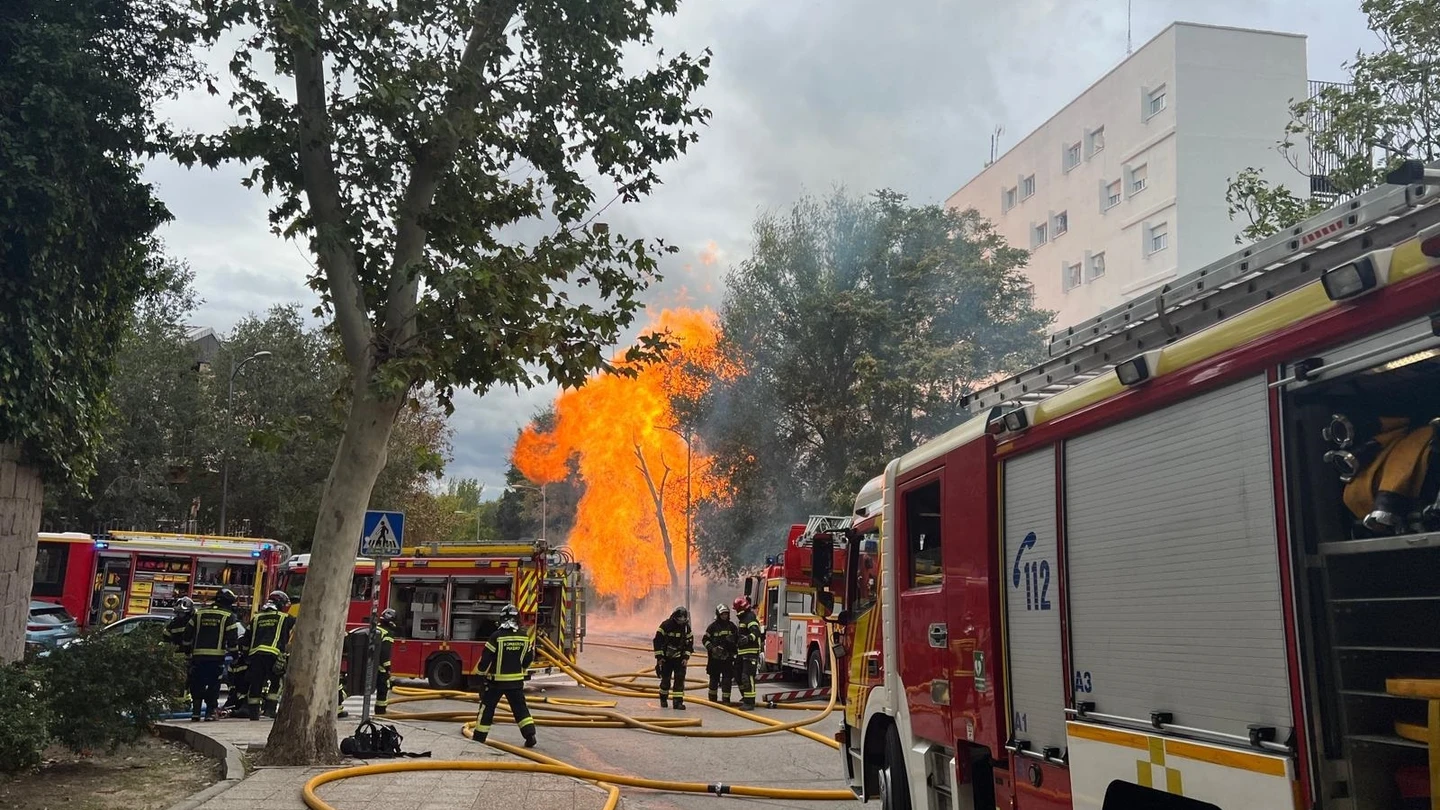 Incendio en Ciudad Universitaria (Madrid) tras una fuga de gas en plena calle Incendio en Ciudad Universitaria (Madrid) tras una fuga de gas en plena calle