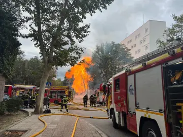 Incendio en Ciudad Universitaria (Madrid) tras una fuga de gas en plena calle