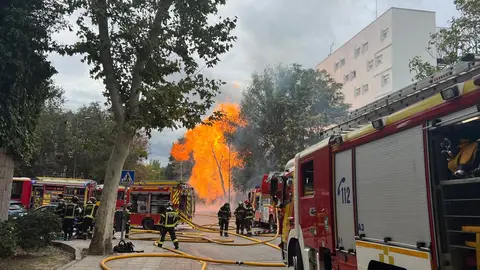 Incendio en Ciudad Universitaria (Madrid) tras una fuga de gas en plena calle