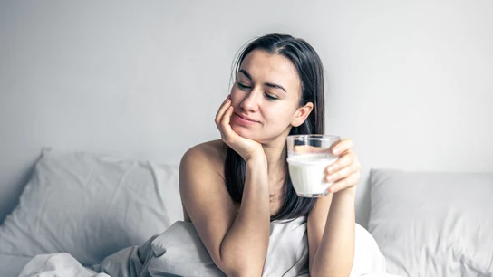 Sí, un vaso de leche caliente puede ayudarte a dormir y también todos estos alimentos ricos en triptófano Sí, un vaso de leche caliente puede ayudarte a dormir y también todos estos alimentos ricos en triptófano