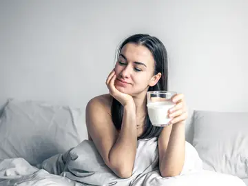 Sí, un vaso de leche caliente puede ayudarte a dormir y también todos estos alimentos ricos en triptófano